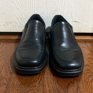 Classic Black Men's Ecco dress shoes!